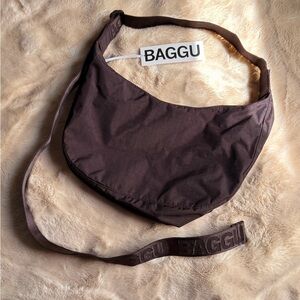 BAGGU Medium Crescent Bag in Chocolate Plum